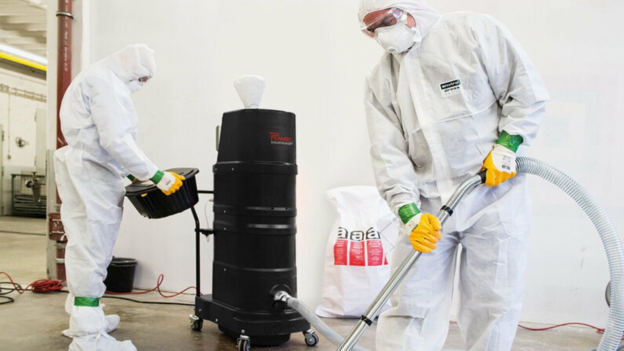 Industriesauger mit Drehstromantrieb Ruwac R01-R von Stangl saugt Asbeststäube