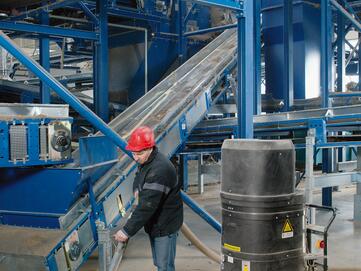 Rückstandsloses Entfernen von Schmutz mit dem Industriesauger Ruwac DS 2 von Stangl