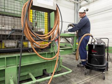 Der Industriesauger Ruwac R10 saugt Makrolonstaub