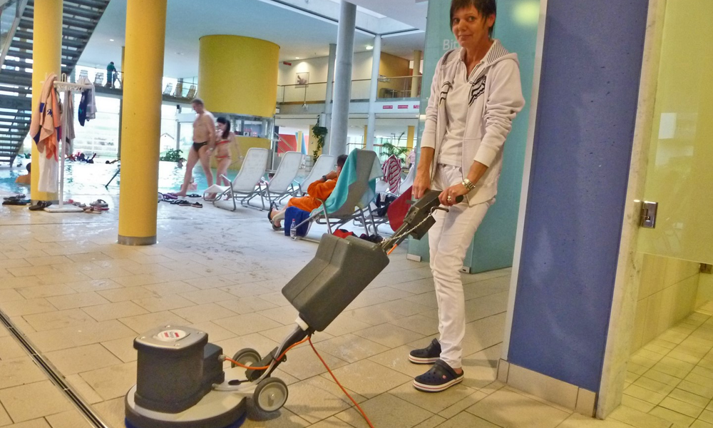 Reinigung von Fliesenböden im Hallenbad mit der Einscheibenmaschine Stangl ES 420