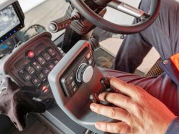 Fahrerkabine mit viel Platz und optimaler Rundumsicht in Hako Citymaster 2250 von Stangl