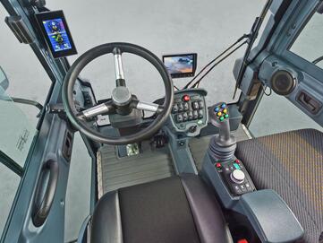hoher Bedienerkomfort in der Kabine des Multicar M29