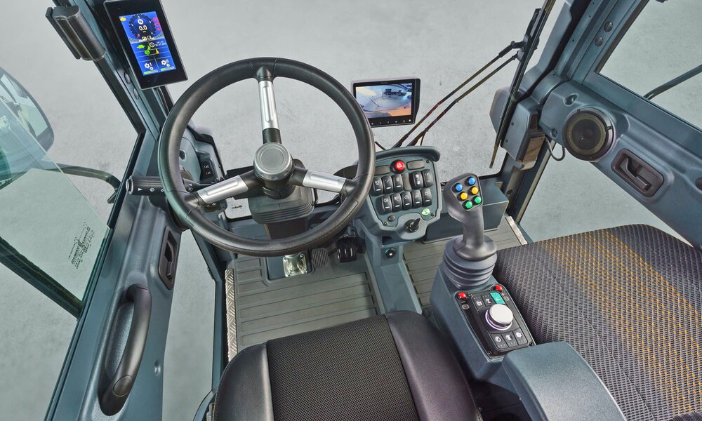 hoher Bedienerkomfort in der Kabine des Multicar M29