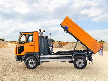 Das kommunale Nutzfahrzeug Multicar M41 kann mit dem Dreiseitenkipper flexibel in jede Richtung entladen werden. 