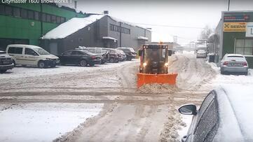 Winterdienst-Einsatz mit Hako Citymaster  Kommunalmaschine von Stangl, Schneeräumung auf Straßen, Wegen und Fußgängerzonen