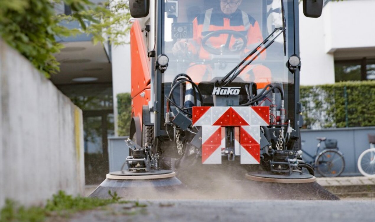 Stangl Kehrtechnik mit Hako Citymaster Kompaktkehrmaschine