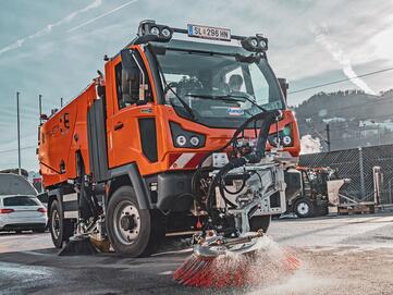 Geräteträger Kommunalmaschine Multicar M41 von Stangl mit Trilety Kehrmaschine 