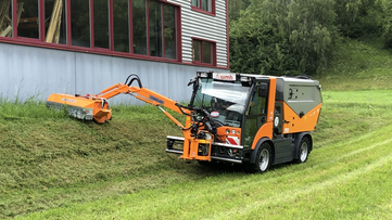 Böschungen und Straßenbankette Mähen mit Multicar und Auslegemäher von Fiedler, bei Stangl Kommunaltechnik