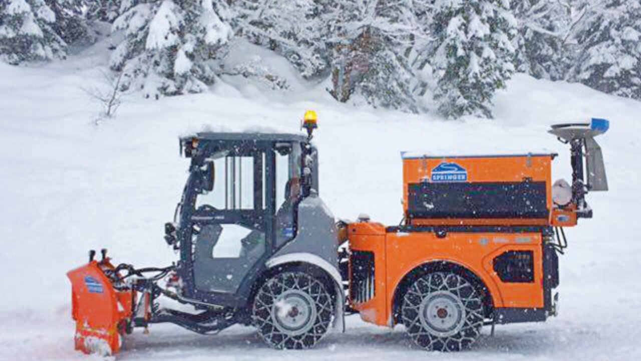 Winterdienst-Technik mit Hako Citymaster  Kommunalmaschine von Stangl, Schneeräumung auf Straßen, Wegen und Fußgängerzonen