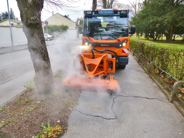 Heißwasser Unkrautbekämpfung mit Technik von Reinex, auf Multicar von Stangl
