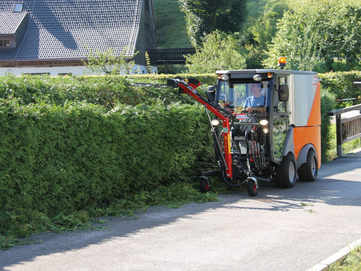 Hecken schneiden mit Hako Citymaster Kommunalmaschine von Stangl