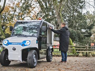 Goupil G2 flexibel und vielseitig einsetzbar, z.B. mit Kofferaufbau: Transport von Geräten, Waren und Werkzeugen.