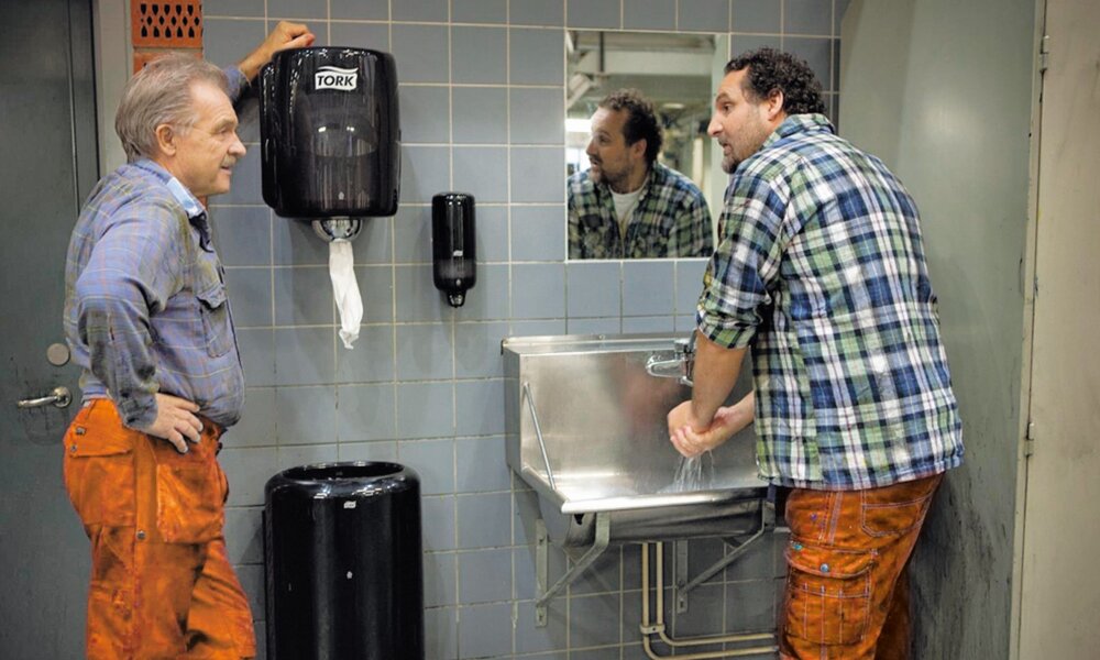 Tork Handtuchspender, Seifenspender und Mülleimer im Nassbereich eines Bauhofs