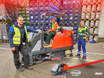 an das Team der Wieselburger Brauerei wurde eine neue Stangl-Bodenreinigungsmaschine für große Flächen übergeben
