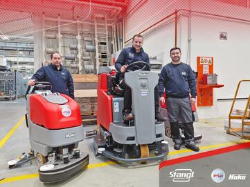 das Team der S.I.S. Industrieservice übernimmt drei neue Bodenreinigungsmaschinen von Stangl, zur Instandhaltung bei Engel in Schwertberg übergeben