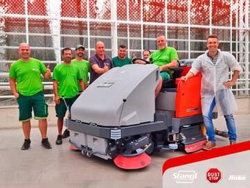 das Team von Frutura übernimmt eine neue Großflächen-Reinigungsmaschine von Stangl