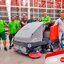 das Team von Frutura übernimmt eine neue Großflächen-Reinigungsmaschine von Stangl