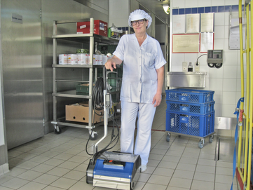 Kundin bei der Übernahme einer Stangl Walzenbürstenreinigungsmaschine