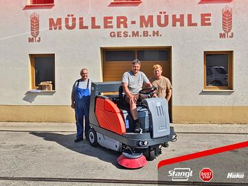 Stangl übergibt eine neue Aufsitz-Kehrmaschine an das Team der Müller Mühle in Wildendürnbach