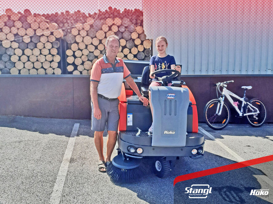 neue Hako Kehrmaschine von Stangl für Isolith Straßwalchen