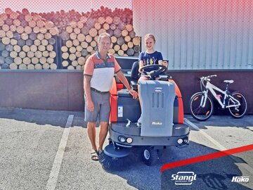 neue Hako Kehrmaschine von Stangl für Isolith Straßwalchen