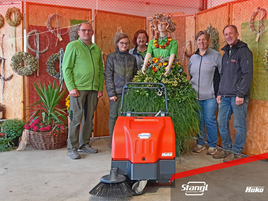 Stangl konnte eine neue Kehrmaschine an die Gartenbauschule Großwilfersdorf übergeben