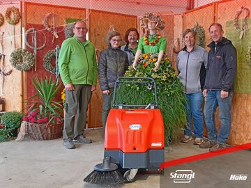 Stangl konnte eine neue Kehrmaschine an die Gartenbauschule Großwilfersdorf übergeben