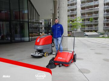 Ein Mitarbeiter bei der Übergabe der Stangl Handkehrmaschine Sweepmaster M600 in Wien