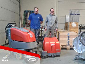 Mitarbeiter bei der Übergabe der Stangl Kehrsaugmaschine Sweepmaster B500 in Kemeten
