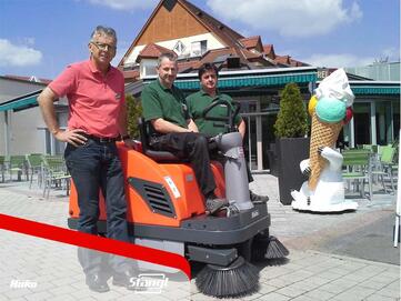 Mitarbeiter in Radkersburg übernehmen neue Aufsitz-Kehrmaschinen von Stangl