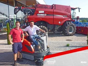 Mitarbeiter in Gampern übernehmen neue Aufsitz-Kehrmaschinen von Stangl mit Hochentleerung