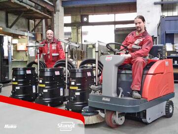 Mitarbeiter in Mürzzuschlag übernehmen neue Aufsitz-Kehrmaschinen mit Hochentleerung sowie Industriesauger von Stangl 