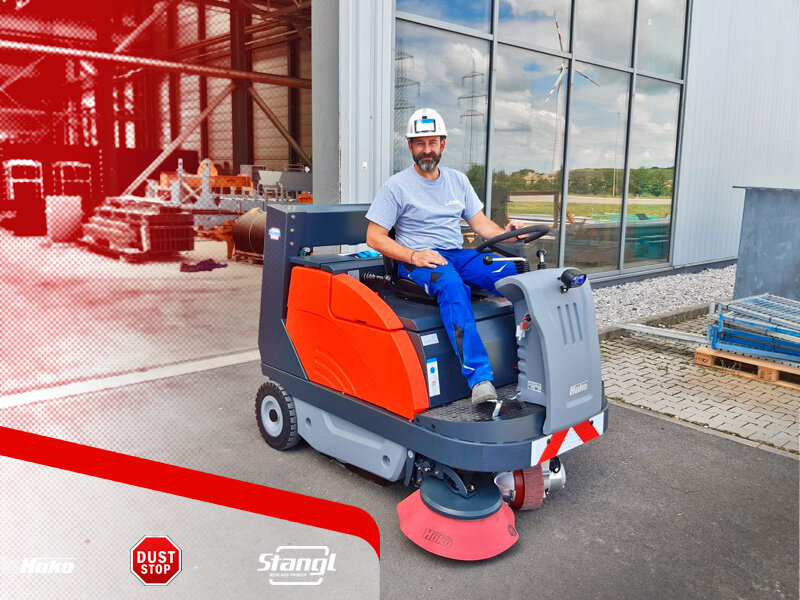 neue Hako Kehrmaschine von Stangl an Leier 