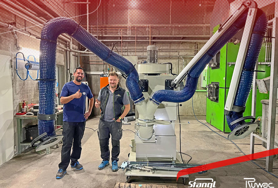 die Lichtgenossenschaft St. Jakob in Defereggen übernimmt den neuen Ruwac Entstauber von Stangl, zum Absaugen von Aschestaub