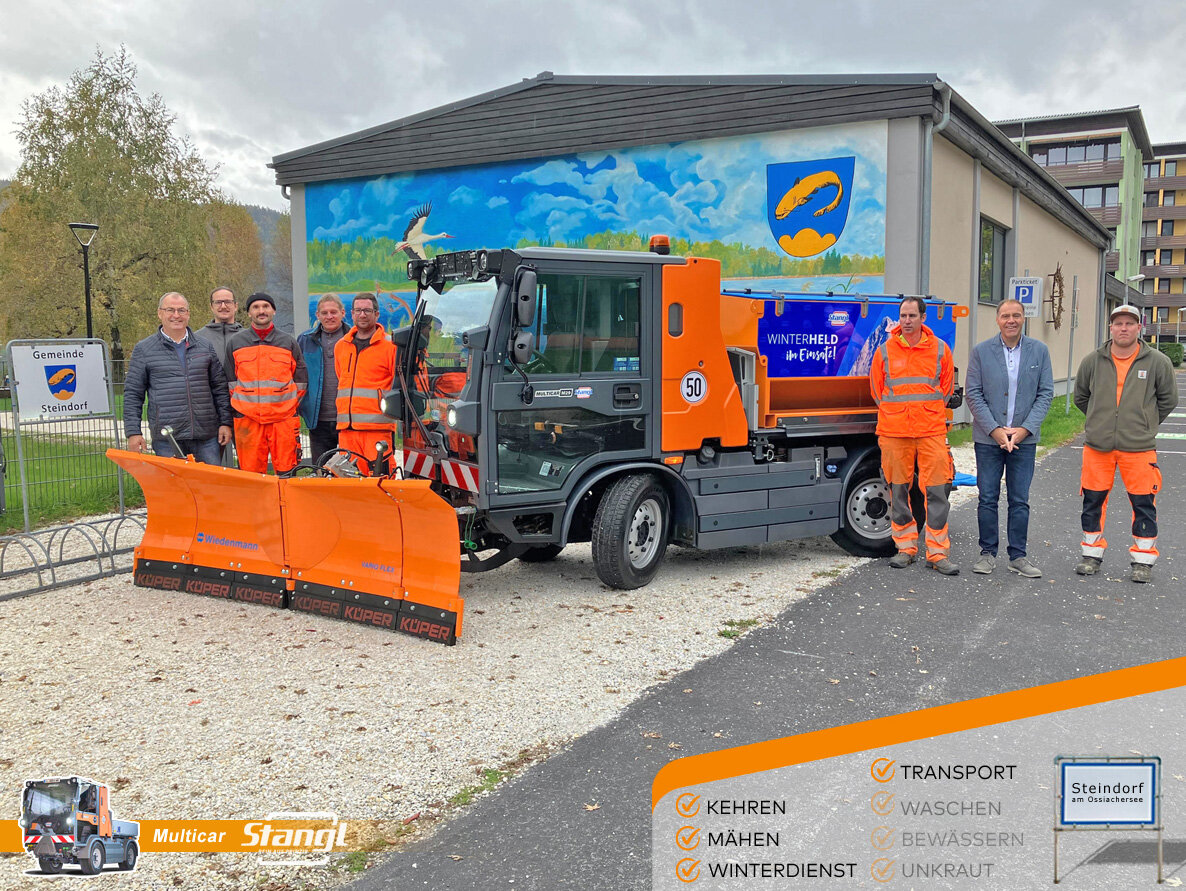 Mitarbeiter bei der Übernahme einer Kommunalmaschine für den Winterdienst 