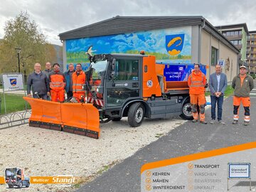 Mitarbeiter bei der Übernahme einer Kommunalmaschine für den Winterdienst 