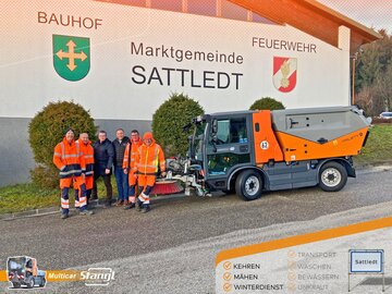 Vizebürgermeister Gerhard Lindinger von der Marktgemeinde Sattledt übernimmt den neuen Multicar Geräteträger von Stangl zum Kehren, Mähen und für den Winterdienst