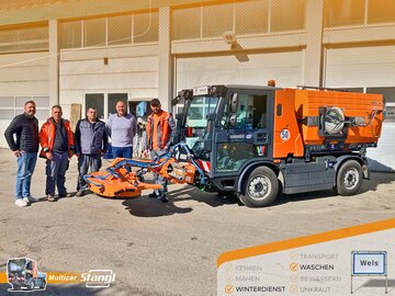 der Wirtschaftshof des Magistrat der Stadt Wels übernimmt den neuen Geräteträger Multicar M29 von Stangl, für den Winterdienst und zum Straßenwaschen