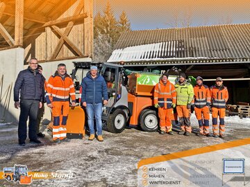 Bürgermeister Peter Zieher von der Marktgemeinde Frankenmarkt übernimmt die neue Kommunalmaschine zum Kehren, Mähen und für den Winterdienst von Stangl