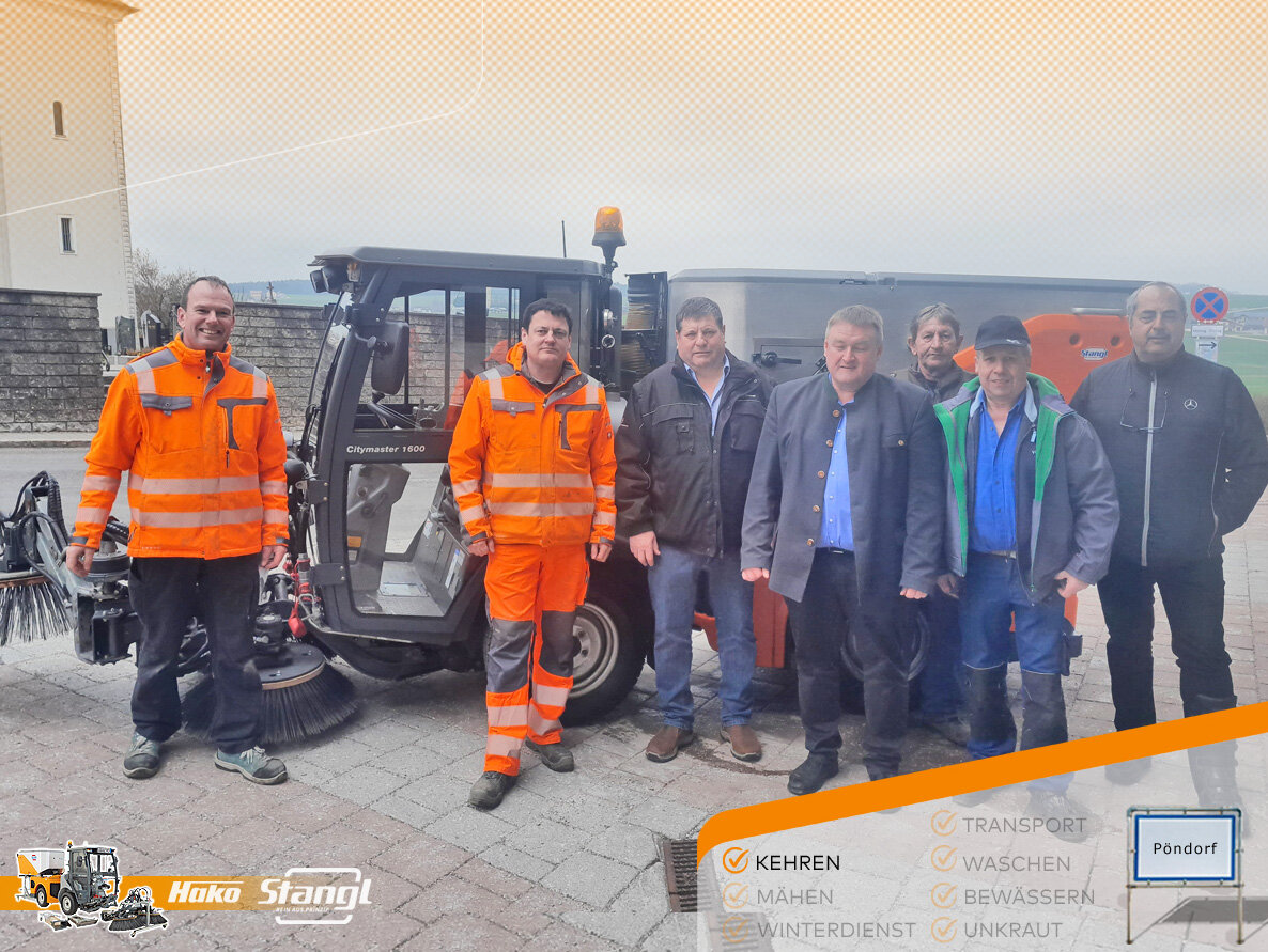 die Gemeinde Pöndorf hat eine neue Hako Kehrmaschine von Stangl erhalten zum Kehren auf Straßen und Wegen 