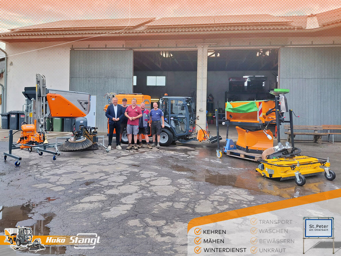 Übergabe der neuen Kommunalmaschine von Stangl an Gemeinde Sankt Peter am Ottersbach Marktgemeinde St. Peter am Ottersbach übernimmt die neue Kommunalmaschine von Stangl, zum Mähen, Kehren und für den Winterdienst