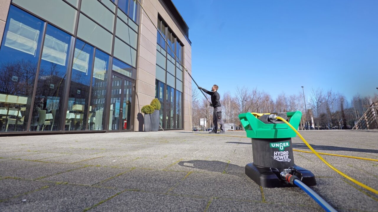 Reinigen mit Reinwasser von Unger durch entmineralisiertes Wasser, ganz ohne Chemie erhältlich bei Stangl. | © Unger