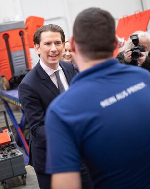 Bundeskanzler Sebastian Kurz besucht Stangl Reinigungstechnik in Straßwalchen