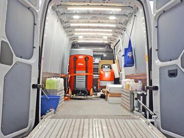 Stangl Vorführung von Reinigungsmaschinen wie Scheuersaugmaschinen und Aufsitz-Bodenreinigungsmaschinen für gewerblichen und industriellen Einsatz