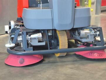 Aufsitz-Bodenreinigungsmaschine Scrubmaster B120R mit Seitenbesen