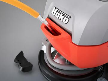 Einfache Befüllung des Frischwassertanks mit Schlauch oder Eimer dank des großen Einfüllstutzens der Putzmaschine B25 von Stangl