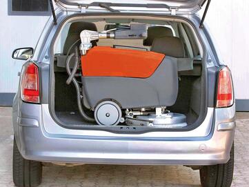 die Hako Handscheuermaschine B12 von Stangl im Kofferraum leicht zu transportieren