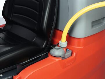 Automatische Befüllung der Aufsitz-Scheuersaugmaschine B75-R von Stangl