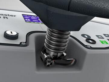 Höhenverstellbares Lenkrad der Hako Bodenreinigungsmaschine B400-R von Stangl für eine rückenschonende Sitzhaltung