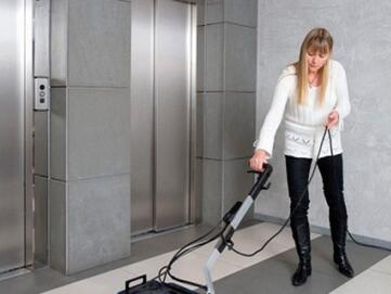 Die Walzenreinigungsmaschine Duplex 420 von Stangl im Einsatz auf Hartboden